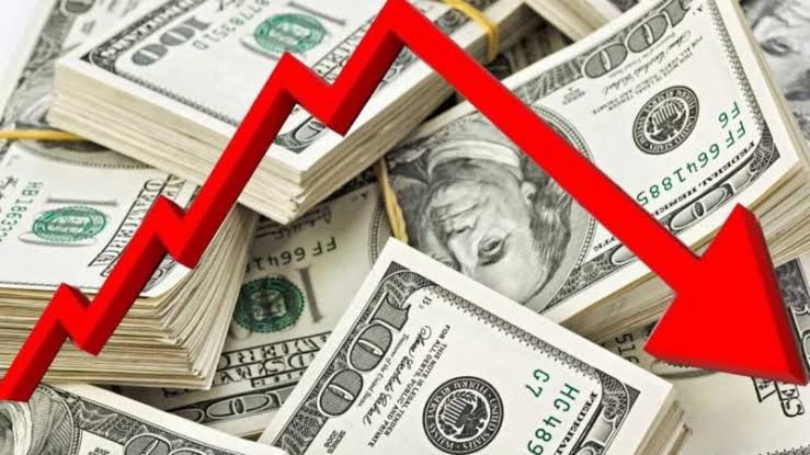  الدولار الأمريكي يترنح في أسوأ أداء أسبوعي منذ شهور